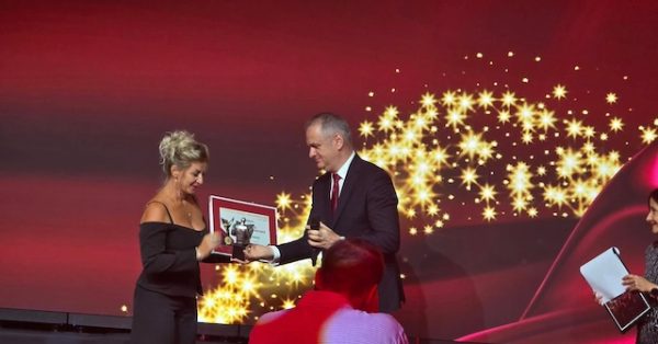 Premiul pentru Excelență în Educație Financiară – 6 Trends for 2026 Otilia Petrariu primește Premiul pentru Excelență în Educație Financiară pentru programul 6 Trends for 2026